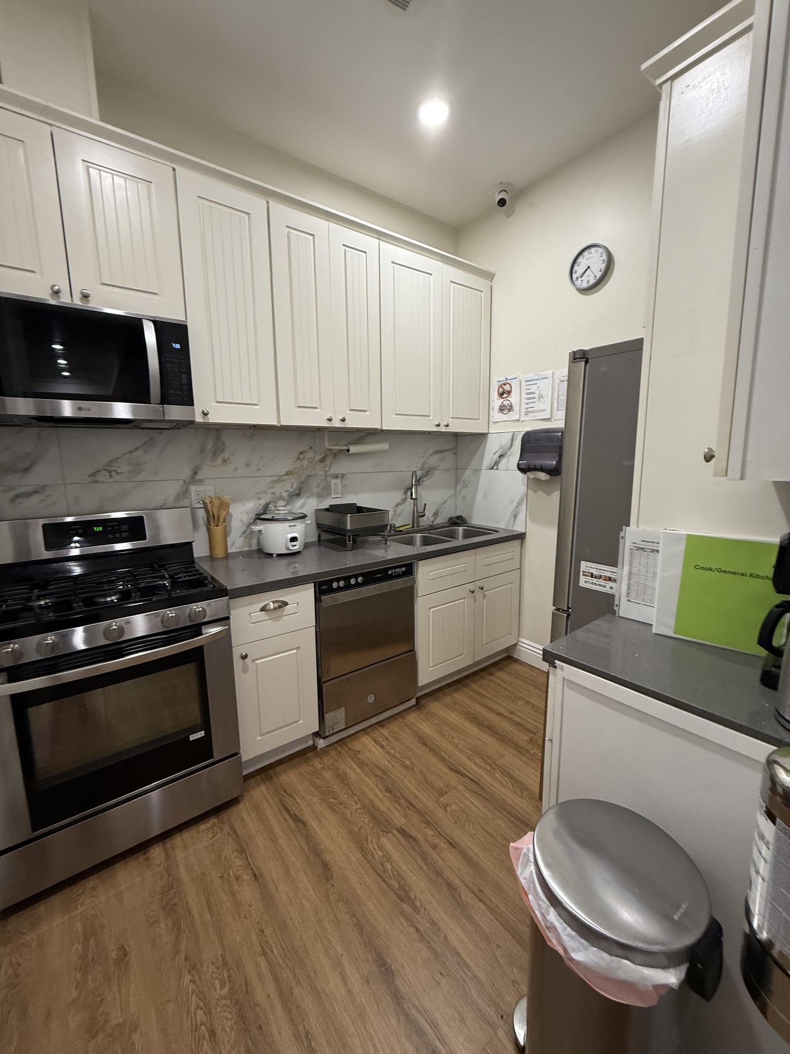 Fully equipped kitchen with marble backsplash