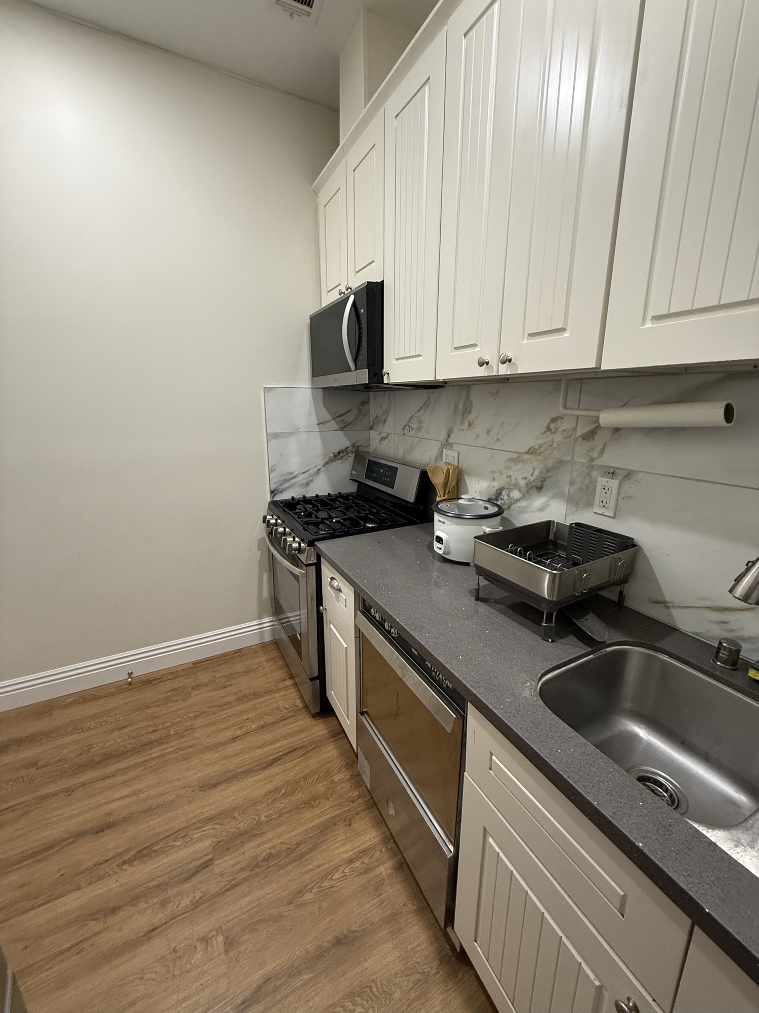 Kitchen stove and dishwasher